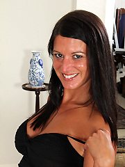 Hot USA MILF showing off her rocking body