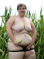 Big mature slut playing in a corn field