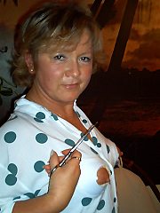 Mature slut Rita gets kinky with her scissors