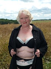 Amateur mature slut posing naked outside