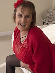 This British mature lady loves to get her dirty mind on