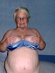 Very old amateur grannies poser