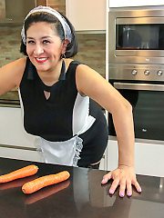 This spanish mature housewmaid plays with the carrots from her work