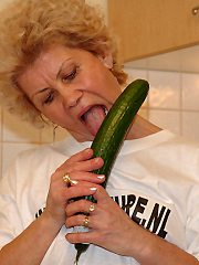 Stuffing vegetables in her cunt