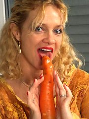 This horny housewife really loves her vegetables