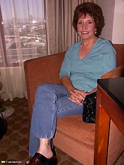 Mature Amy loves to munch on cock