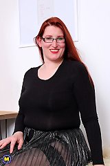 Curvy mature redhead playing with her hairy pussy