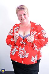 Big british mature BBW playing with herself