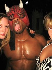 Milfs like black cocks - mature housewifes cheating with black guys