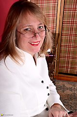 Unshaved American mom playing with herself