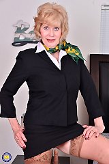 American mature lady playing with her pussy