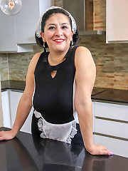 This Spanish mature housewmaid plays with the carrots from her work