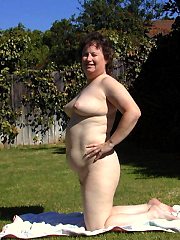 Amateur mature housewives & milfs.100pct real amateur sex